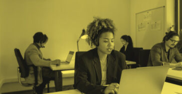 A virtual assistant freelancer reading the best alternatives to PeoplePerHour.com.