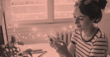 Une community manager freelance qui travaille sur les réseaux sociaux.