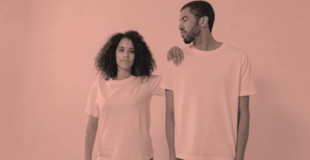 Two young entrepreneurs who know how to start a T-shirt business online thanks to ComeUp.