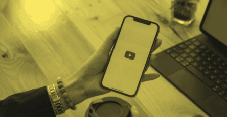 Un expert SEO YouTube optimise une chaîne YouTube.