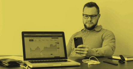 Un freelance en marketing digital travaille sur son ordinateur.