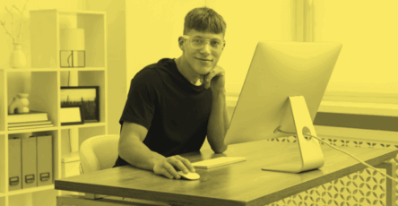 Un expert SEO Shopify qui travaille.