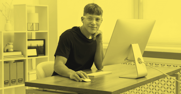 Un expert SEO Shopify qui travaille.