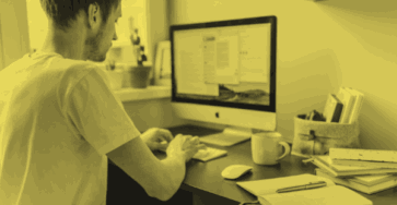 Un web designer freelance qui travaille.