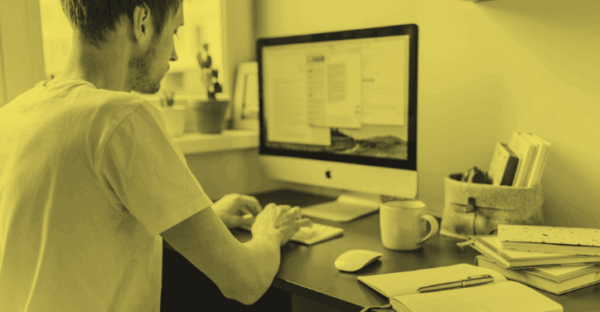 Un web designer freelance qui travaille.