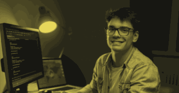 Un freelance Facebook Ads qui travaille.